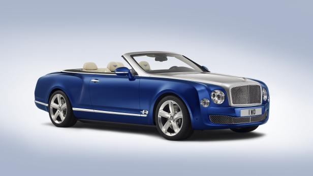 Ein blau-silbernes Bentley Cabriolet vor einem hellen Hintergrund.