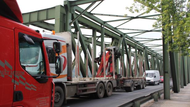 Letzte Kontrolle der Mauthausner Donaubrücke ließ Alarmglocken schrillen, Rost setzt dem stählernen Tragwerk zu