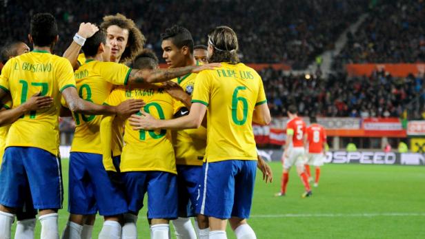 Die Brasilianer bejubeln das 2:1.