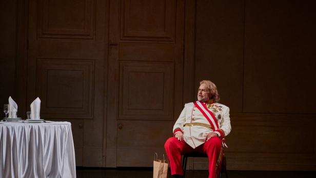 Wir sind Kaiser: Andreas Beck als Franz-Joseph-Darsteller, der sich für die Pause eine Jause (wohl eine &quot;Stulle&quot;?) mitgebracht hat