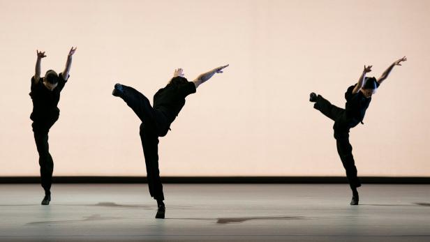 Lucinda Childs an der Staatsoper: Längst fälliges Debüt einer Grande Dame des Tanzes