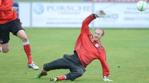 APA12978446 - 30052013 - STEGERSBACH - ÖSTERREICH: Sebastian Prödl und Tormann Robert Almer während des Trainings der österreichischen Fußball-Nationalmannschaft am Donnerstag, 30. Mai 2013, in Stegersbach. Österreich wird am Freitag, 7. Juni 2013, ein WM-Qualifikationsspiel gegen Schweden bestreiten. APA-FOTO: ROBERT JAEGER