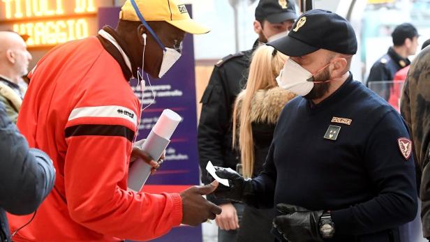 "Schaden Ansehen": Rosafarbene FFP2-Masken für italienische Polizisten