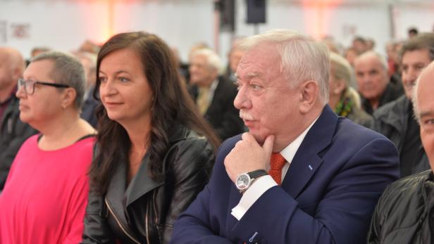 Zuschauer sitzen bei einer Veranstaltung auf ihren Plätzen.