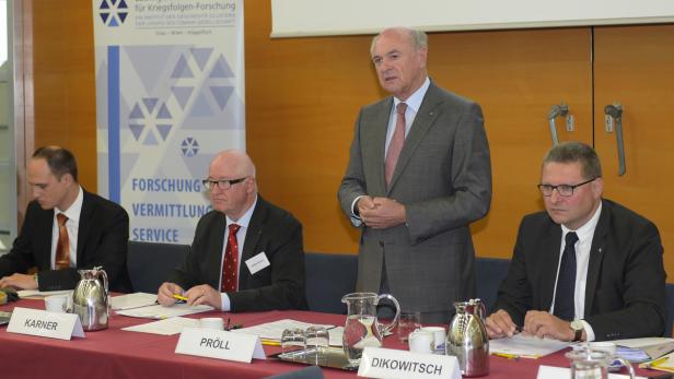 Eine Podiumsdiskussion mit den Herren Karner, Pröll und Dikowitsch an einem Tisch.