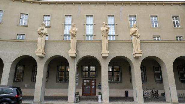 Krems: Angeklagter schlief bei Prozess wegen versuchten Mordes ein