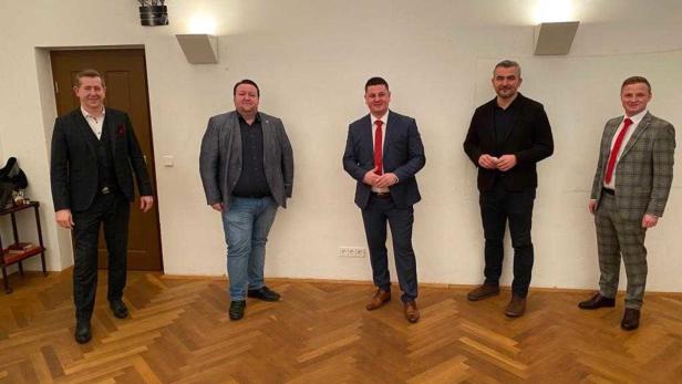 Der neue SPÖ-Bürgermeister Michael Kefeder (M.) mit seinem Vorgänger Christian Vlasich (l.) und LR Dorner (2.v.r.)