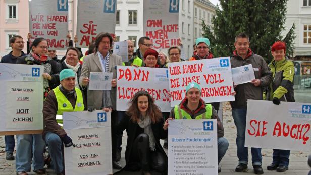 Demo: SPÖ-Gesundheitssprecherin Röper-Kelmayr (Bildmitte, vorne) begrüßte die Spitalsbetriebsräte am Montag vor dem Linzer Landhaus.