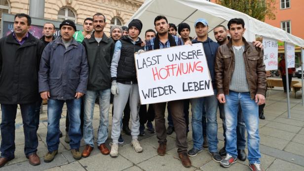 Vor dem Innsbrucker Landesmuseum wollen die „Freedomseekers“ in den kommenden drei Wochen auf ihre Lage aufmerksam machen.