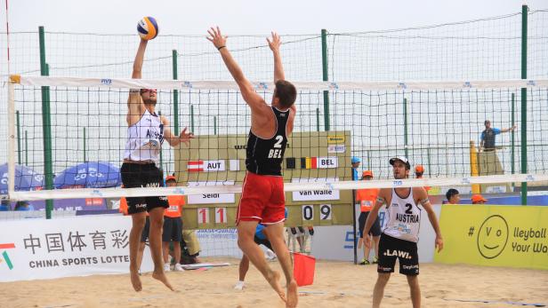 Beachvolleyballspiel zwischen Österreich und Belgien am Strand.