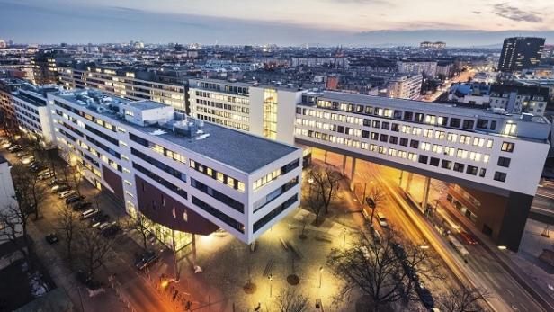 Blick auf die Wirtschaftsuniversität Wien bei Dämmerung.