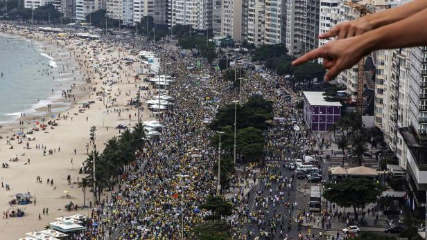 Brasilien begehrt auf - und setzt Zeichen: Hunderttausende Menschen sind im ganzen Land auf die Straße gegangen, um gegen die Regierung der linken Präsidentin Dilma Rousseff zu protestieren.