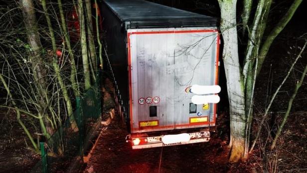 Nichts ging mehr: Lastwagen hing zwischen Bäumen in St. Pölten fest