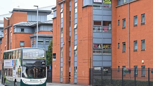 BRITAIN-HEALTH-VIRUS-UNIVERSITY "Zu kleine" Busfahrerin darf wieder fahren