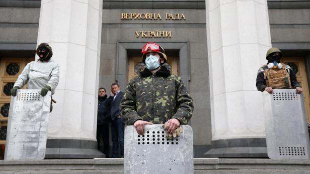 Bewaffnete Wachen stehen vor dem Gebäude der Werchowna Rada in der Ukraine.