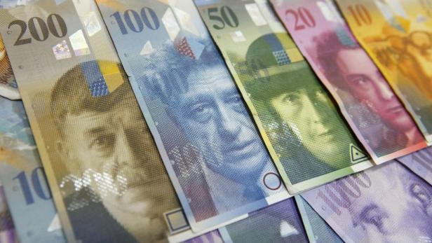 Schweizer koppeln Franken an Euro