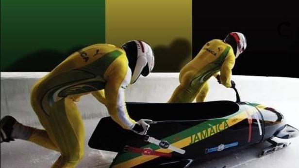 Zwei jamaikanische Bobfahrer schieben ihren Bob auf einer Eisbahn an.