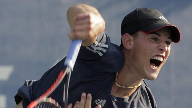 Dominic Thiem schlägt während eines Tennisspiels auf den Ball.