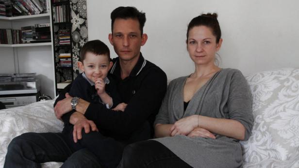 Familie Aichholzer kämpft seit drei Jahren gegen das Problem, Sohn Valentin hat im Kinderzimmer einen neuen Schimmelfleck entdeckt