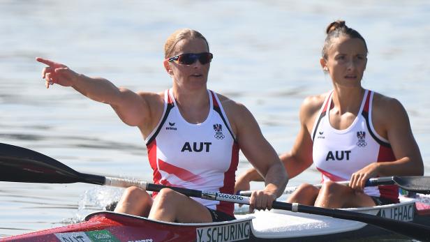 Zwei österreichische Kanutinnen bei einem Wettkampf auf dem Wasser.