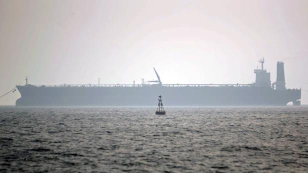 Ein sehr großes Schiff liegt vor Anker auf dem Meer.