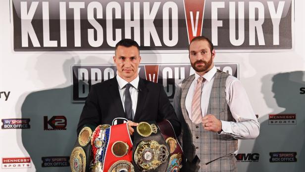 Wladimir Klitschko und Tyson Fury bei einer Pressekonferenz vor ihrem Boxkampf.
