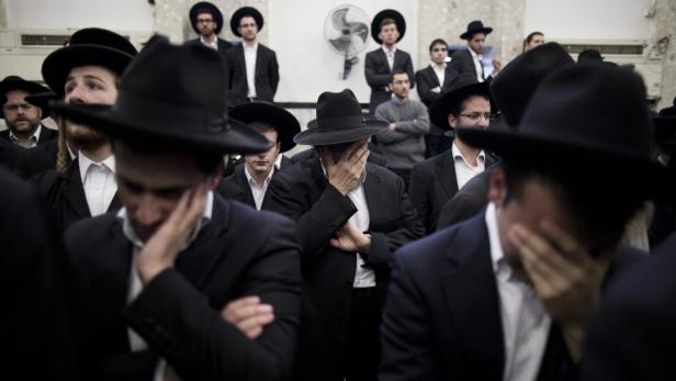 Ultraorthodoxe Juden bei einer Trauerfeier für einen der ermordeten Rabbiner.