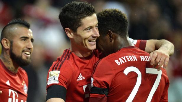 David Alaba freute sich mit dem fünfachen Torschützen Robert Lewandowski