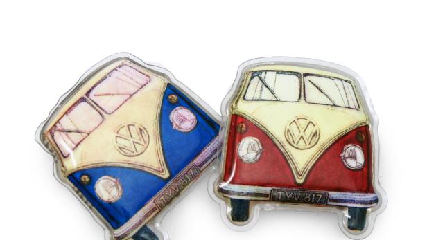 Zwei Aufkleber mit dem Motiv eines VW-Busses, einer blau und einer rot.