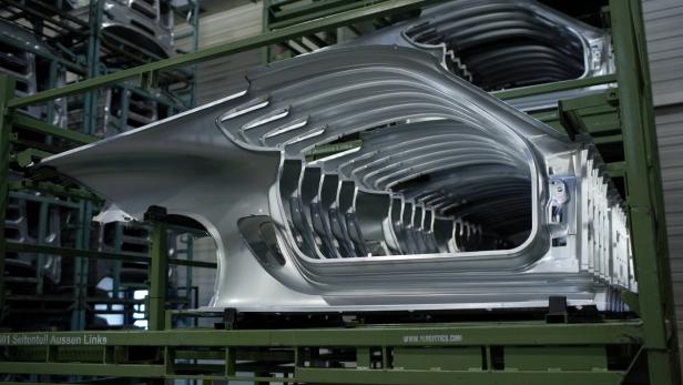 Karosserieteile für die Automobilproduktion in einem Lagerregal.