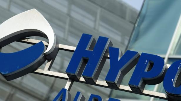 Das blaue „Hypo“-Logo vor einem modernen Bürogebäude.