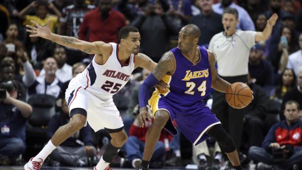 Kobe Bryant von den Lakers im Spiel gegen einen Spieler der Atlanta Hawks.