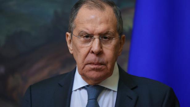 Sergei Lawrow, der russische Außenminister, blickt ernst in die Kamera.