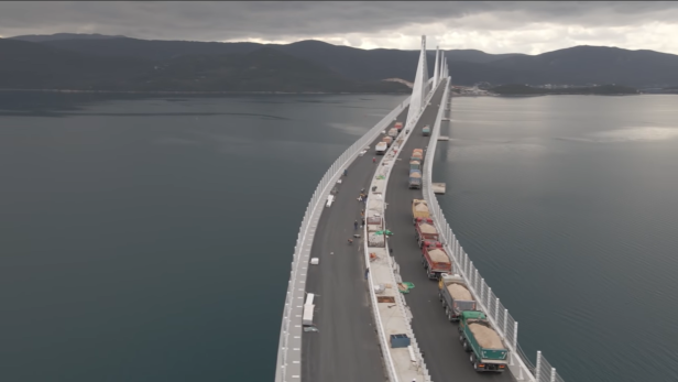 Was machen zwanzig 40-Tonnen-Laster auf der größten Brücke Kroatiens?
