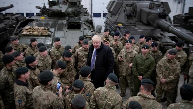 Boris Johnson besucht britische Truppen in Estland