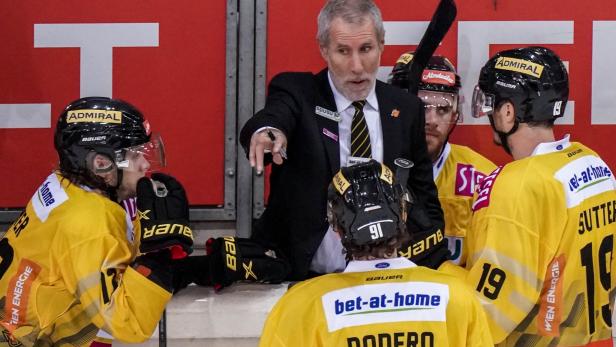 Ein Eishockeytrainer bespricht sich mit seinen Spielern der Vienna Capitals.
