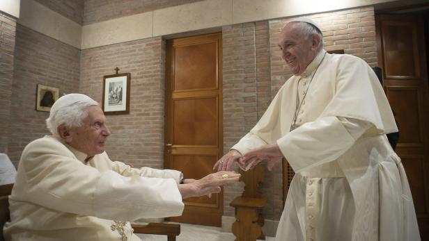 Papst Franziskus (re.) hat mehrfach tiefe Wertschätzung für seinen Vorgänger Benedikt XVI. erkennen lassen.