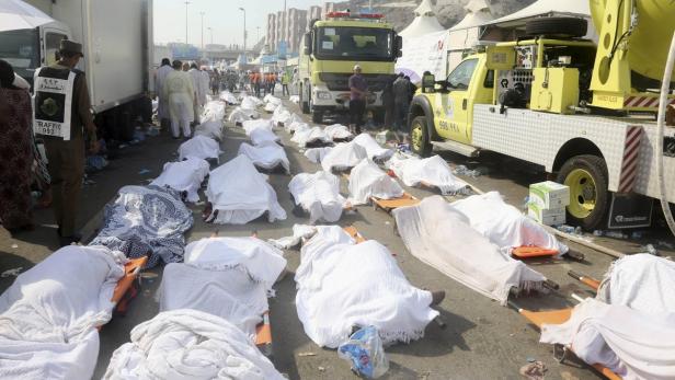 Viele Leichen, bedeckt mit weißen Tüchern, liegen auf Bahnen in Mekka.
