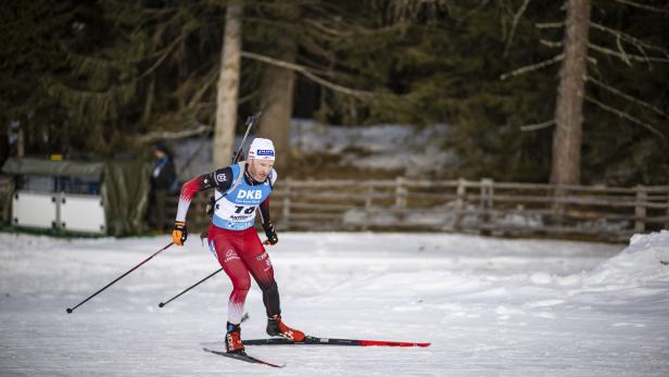 Ein Biathlet läuft auf Skiern beim BMW IBU Weltcup in Antholz-Anterselva.