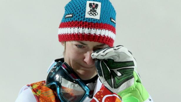 Eine Skifahrerin mit österreichischer Mütze wischt sich eine Träne aus dem Gesicht.