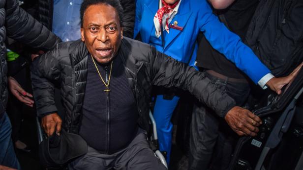 TOPSHOT-FBL-BRA-PELE-HEALTH
