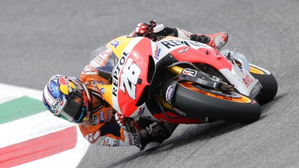 Honda MotoGP rider Dani Pedrosa of Spain takes a curve during the qualifying session of the Italian Grand Prix in Mugello circuit, central Italy, June 1, 2013. REUTERS/Max Rossi (ITALY - Tags: SPORT MOTORSPORT)