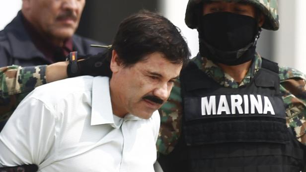 Joaquín „El Chapo“ Guzmán wird von einem mexikanischen Marinesoldaten abgeführt.