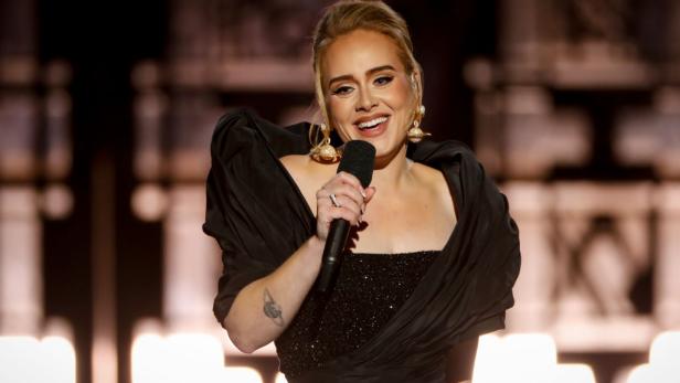 Adele entschuldigt sich per Videoanruf persönlich bei ihren Fans