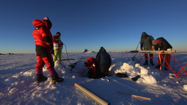Das Forscherteam entnimmt Eisbohrkerne am Gletscher auf der Weißseespitze in den Alpen.