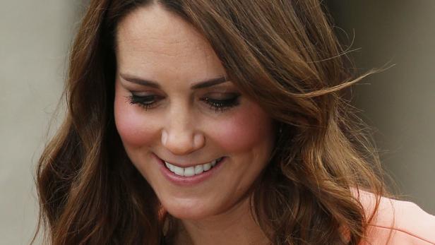 Britain&#039;s Catherine, Duchess of Cambridge, smiles as she leaves after visiting the Naomi House children&#039;s hospice in Sutton Scotney, southern England April 29, 2013. REUTERS/Suzanne Plunkett (BRITAIN - Tags: ENTERTAINMENT HEALTH SOCIETY ROYALS)