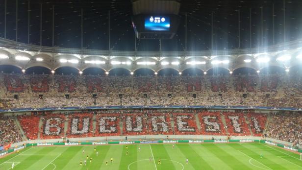 Blick in ein Fußballstadion in Bukarest mit vielen Zuschauern.