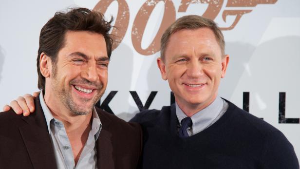 Javier Bardem überraschte Daniel Craig als "Bond-Girl" in Geburtstagskuchen