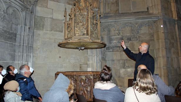 Toni Faber erzählt die Geschichte der Taufkapelle des Stephansdoms.