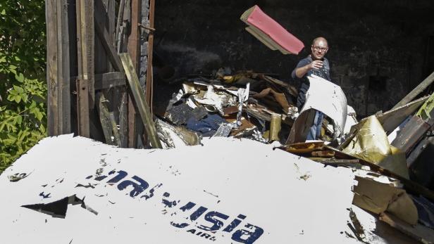 Wrackteile der Boeing 777 der Malaysia Airlines werden im Raum Donetsk untersucht.